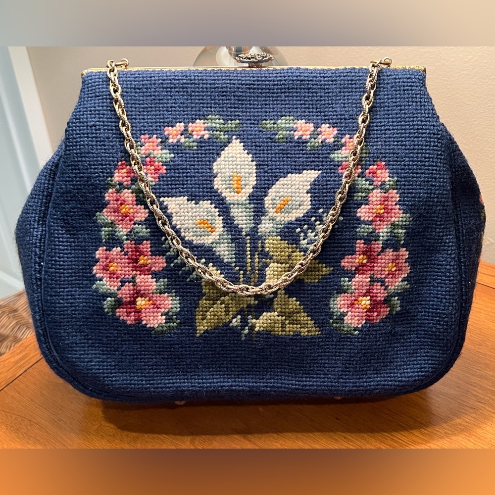 Vintage Antique Floral Needlepoint Tapestry Handbag in Beautiful Condition - Picture 2 of 11